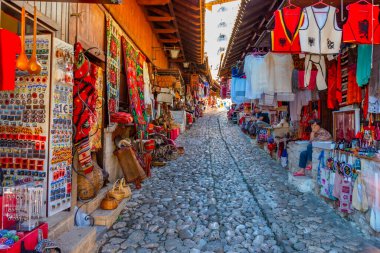 KRUJA, ALBANIA, EYLÜL 28, 2019: Arnavutluk 'un Kruja kentindeki pazarda hediyelik eşya duruyor