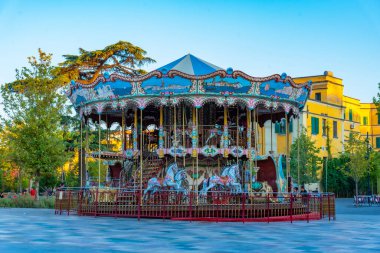 TİRAN, ALBANIA, SEPTEMBER 28 Eylül 2019: Arnavutluk 'un Tiran kentindeki Skanderbeg Meydanı' nda Atlıkarınca