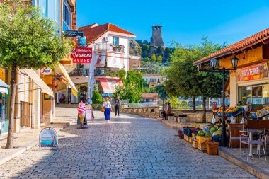 KRUJA, ALBANIA, SEPTEMBER 28 Eylül 2019: Arnavutluk 'un Kruja kentindeki bir yaya caddesinde insanlar yürüyor