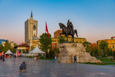 TİRAN, ALBANIA, SEPTEMBER 28 Eylül 2019: Arnavutluk 'un Tiran kentindeki Skanderbeg anıtı ve Ethem Bey camisinin gün batımı manzarası