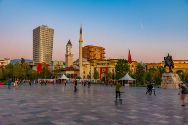TİRAN, ALBANIA, SEPTEMBER 28 Eylül 2019: Arnavutluk 'un Tiran kentindeki Skanderbeg anıtı ve Ethem Bey camisinin gün batımı manzarası