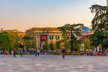 TİRAN, ALBANIA, SEPTEMBER 28, 2019: Arnavutluk 'un Tiran kentinde Hristiyan Ortodoks katedrali ve enerji ve sanayi bakanlığının dirilişinin günbatımı