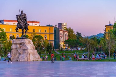 TİRAN, ALBANIA, EYLÜL 28, 2019: Arnavutluk 'un Tiran kentinde Skanderbeg heykeli