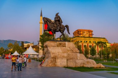 TİRAN, ALBANIA, EYLÜL 28, 2019: Arnavutluk 'un Tiran kentinde Skanderbeg heykeli