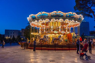 TİRAN, ALBANIA, SEPTEMBER 28 Eylül 2019: Arnavutluk 'un Tiran kentindeki Skanderbeg meydanındaki Atlıkarınca' nın gün batımı manzarası