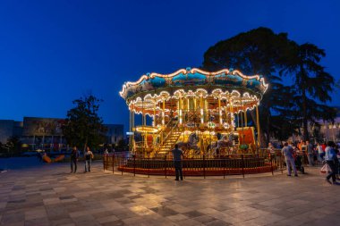 TİRAN, ALBANIA, SEPTEMBER 28 Eylül 2019: Arnavutluk 'un Tiran kentindeki Skanderbeg meydanındaki Atlıkarınca' nın gün batımı manzarası