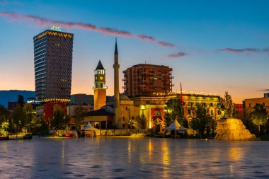 TİRAN, ALBANIA, SEPTEMBER 29 Eylül 2019: Arnavutluk 'un Tiran kentindeki Skanderbeg anıtının gün doğumu manzarası ve Ethem Bey camii