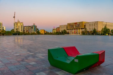 TİRAN, ALBANIA, 29 EYLÜL 2019: Arnavutluk 'un Tiran kentindeki Ulusal Tarih Müzesinin Gündoğumu