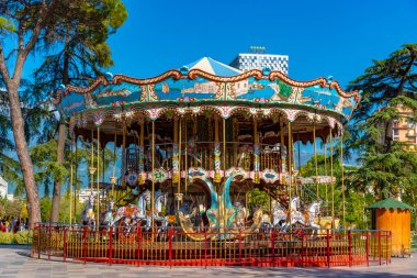 TİRAN, ALBANIA, SEPTEMBER 29 Eylül 2019: Arnavutluk 'un Tiran kentindeki Skanderbeg meydanında halk Atlıkarınca' dan geçiyor