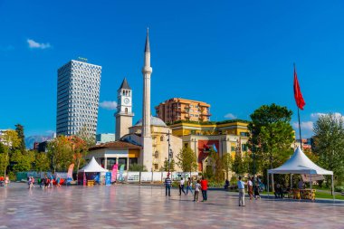 TİRAN, ALBANIA, EPTEMBER 29 Eylül 2019: Arnavutluk 'un Tiran kentindeki Ethem Bey camiinin önünde insanlar geziniyor