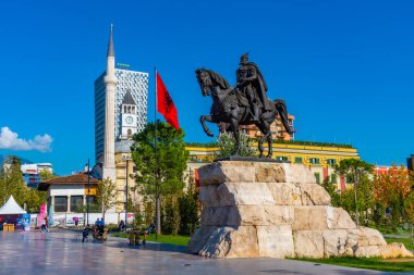 TİRAN, ALBANIA, SEPTEMBER 29 Eylül 2019: Arnavutluk 'un Tiran kentindeki Skanderbeg anıtı ve Ethem Bey camii önünde insanlar geziniyor