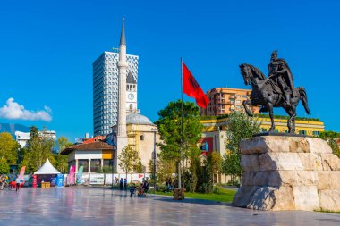 TİRAN, ALBANIA, SEPTEMBER 29 Eylül 2019: Arnavutluk 'un Tiran kentindeki Skanderbeg anıtı ve Ethem Bey camii önünde insanlar geziniyor