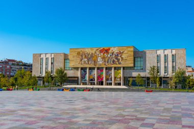 TİRAN, ALBANIA, SEPTEMBER 29 Eylül 2019: Arnavutluk 'un Tiran kentindeki Ulusal Tarih Müzesi önünde insanlar geziniyor