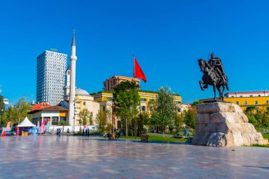 TİRAN, ALBANIA, SEPTEMBER 29 Eylül 2019: Arnavutluk 'un Tiran kentindeki Skanderbeg anıtı ve Ethem Bey camii önünde insanlar geziniyor