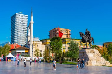 TİRAN, ALBANIA, SEPTEMBER 29 Eylül 2019: Arnavutluk 'un Tiran kentindeki Skanderbeg anıtı ve Ethem Bey camii önünde insanlar geziniyor