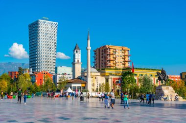 TİRAN, ALBANIA, SEPTEMBER 29 Eylül 2019: Arnavutluk 'un Tiran kentindeki Skanderbeg anıtı ve Ethem Bey camii önünde insanlar geziniyor