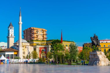 TİRAN, ALBANIA, SEPTEMBER 29 Eylül 2019: Arnavutluk 'un Tiran kentindeki Skanderbeg anıtı ve Ethem Bey camii önünde insanlar geziniyor