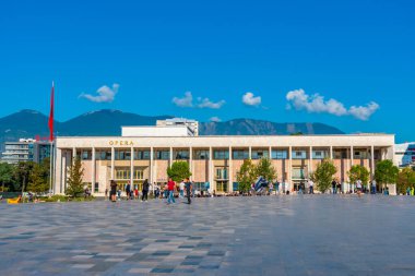 TİRAN, ALBANIA, SEPTEMBER 29, 2019: Arnavutluk 'un Tiran kentindeki Skanderbeg Meydanı' ndaki kültür sarayının önünde insanlar geziniyor