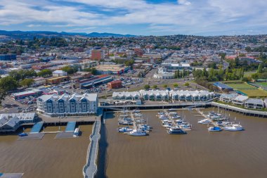 LAUNCESTON, AUSTRALYA, 29 Şubat 2020: Launceston, Avustralya 'daki yat limanının havadan görüntüsü