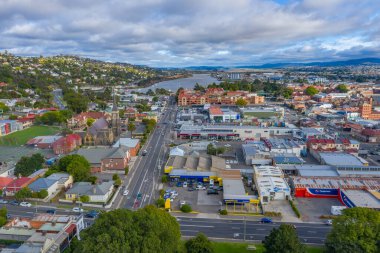 LAUNCESTON, AUSTRALYA, 29 Şubat 2020: Launceston, Avustralya şehir merkezinin hava görüntüsü
