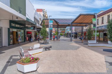 LAUNCESTON, AUSTRALYA, 29 Şubat 2020: İnsanlar Launceston, Avustralya şehir merkezinden geçiyor