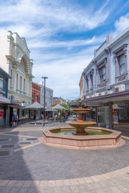 LAUNCESTON, AUSTRALYA, 29 Şubat 2020: İnsanlar Launceston, Avustralya şehir merkezinden geçiyor