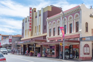 LAUNCESTON, AUSTRALYA, 29 Şubat 2020: İnsanlar Launceston, Avustralya şehir merkezinden geçiyor