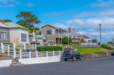 STANLEY, AUSTRALYA, GÜVENLİK 28 Şubat 2020: Stanley, Avustralya 'nın merkezinde renkli evler