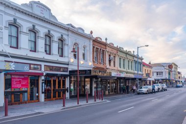 LAUNCESTON, AUSTRALYA, 24 Şubat 2020: Launceston, Avustralya şehir merkezi üzerinde gün batımı