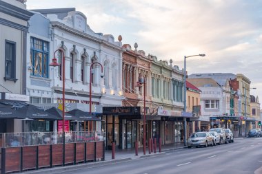 LAUNCESTON, AUSTRALYA, 24 Şubat 2020: Launceston, Avustralya şehir merkezi üzerinde gün batımı