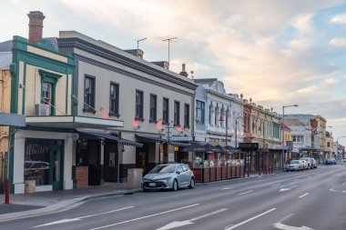 LAUNCESTON, AUSTRALYA, 24 Şubat 2020: Launceston, Avustralya şehir merkezi üzerinde gün batımı