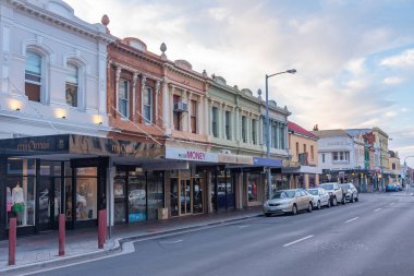 LAUNCESTON, AUSTRALYA, 24 Şubat 2020: Launceston, Avustralya şehir merkezi üzerinde gün batımı