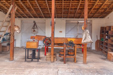 WOOLMERS, AUSTRALIA, FEBRUARY 24, 2020: Woolmers malikanesinde bir elma şarabı evi, Tazmanya, Avustralya 'daki dünya mirası mahkum bölgesi