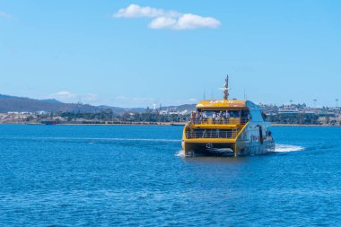 HOBART, AUSTRALYA, 22 Şubat 2020: Feribot turistleri Hobart, Avustralya 'daki MONA galerisine getiriyor