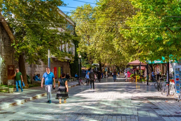 Tirana Albanien September 2019 Menschen Flanieren Einer Fußgängerzone Tirana Albanien — Stockfoto