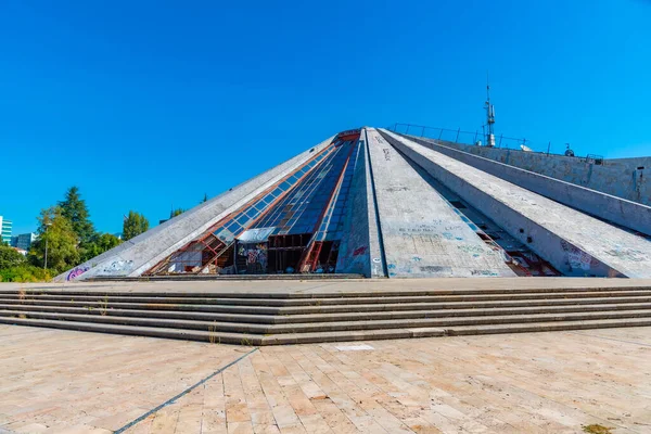 Τιρανα Αλβανια Σεπτεμβριου 2019 Σπασμένη Πυραμίδα Τιράνων Στην Αλβανία — Φωτογραφία Αρχείου