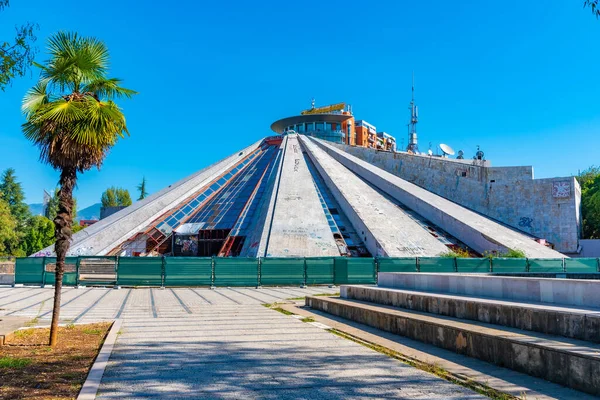 Tirana Albania September 2019 Gebroken Piramide Van Tirana Albanië — Stockfoto
