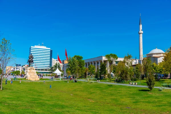 Tirana Albania Wrzesień 2019 Ludzie Spacerują Cierniem Małym Parku Placu — Zdjęcie stockowe