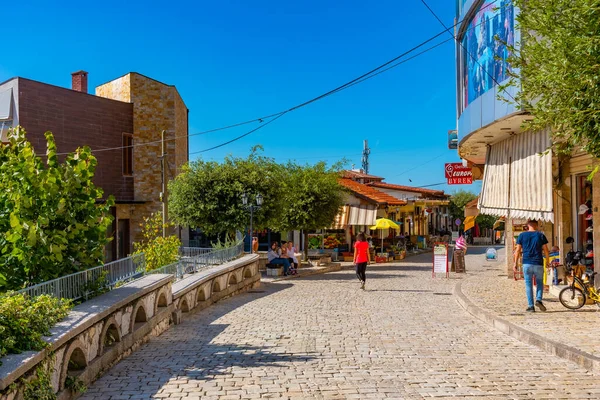 KRUJA, ALBANIA, SEPTEMBER 28 Eylül 2019: Arnavutluk 'un Kruja kentindeki bir yaya caddesinde insanlar yürüyor