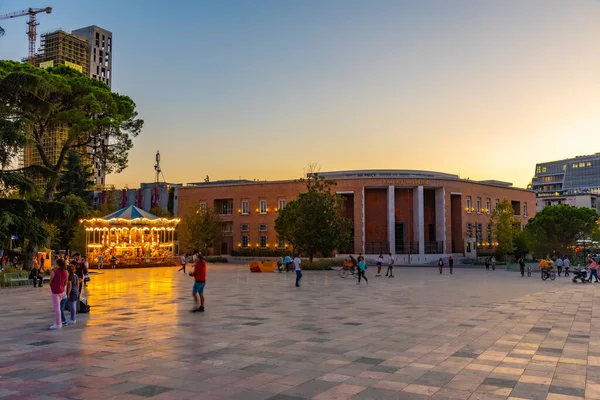 TİRAN, ALBANIA, SEPTEMBER 28 Eylül 2019: Tiran 'daki Arnavutluk merkez bankasının gün batımı manzarası