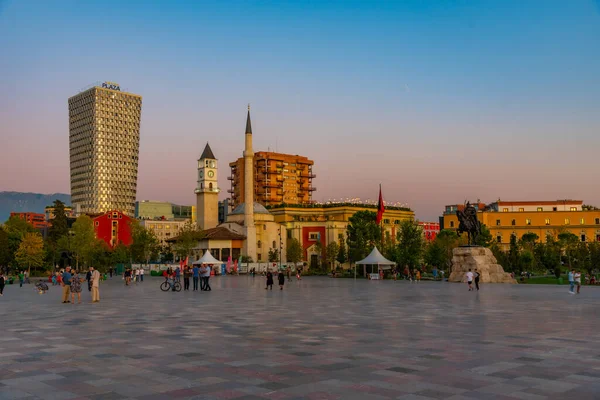 ティラナ アルバニア 2019年9月28日 アルバニアのティラナにあるスカンデルベグ記念碑とEthem Beyモスクの夕景 — ストック写真