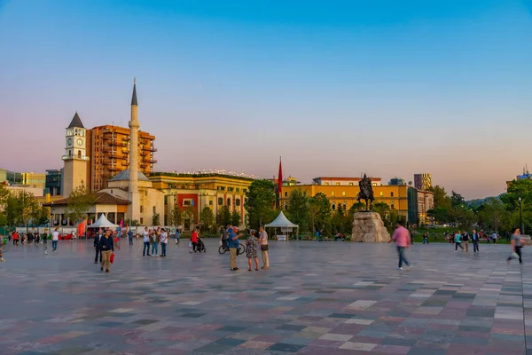 Tirana Albania Wrzesień 2019 Widok Słońca Pomnik Skanderbega Meczet Ethem — Zdjęcie stockowe