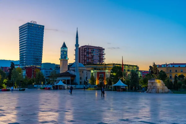 Tirana Albania Wrzesień 2019 Widok Słońca Pomnik Skanderbega Meczet Ethem — Zdjęcie stockowe