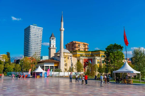 Tirana Albania Wrzesień 2019 Ludzie Przechadzają Się Przed Meczetem Ethem — Zdjęcie stockowe