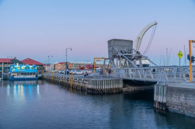 HOBART, AUSTRALYA, 21 Şubat 2020: Hobart, Avustralya 'daki Franklin rıhtımının gün batımı manzarası