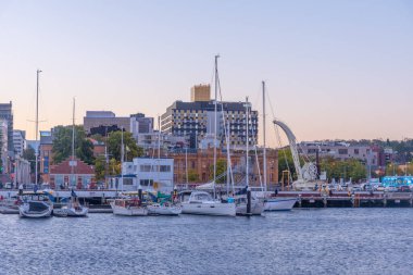 HOBART, AUSTRALYA, 21 Şubat 2020: Avustralya 'daki Hobart limanındaki Anayasa iskelesinde günbatımı