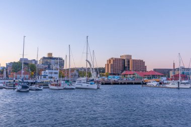 HOBART, AUSTRALYA, 21 Şubat 2020: Hobart, Avustralya 'daki Franklin rıhtımının gün batımı manzarası