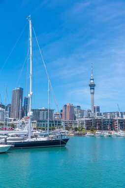 AUCKLAND, NEW ZEALAND, 20 Şubat 2020: Auckland, Yeni Zelanda limanından gökyüzü kulesi manzarası