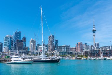 AUCKLAND, NEW ZEALAND, 20 Şubat 2020: Auckland, Yeni Zelanda limanından gökyüzü kulesi manzarası