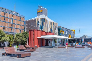 AUCKLAND, NEW ZEALAND, 20 Şubat 2020: insanlar Auckland, Yeni Zelanda limanında geziniyorlar.